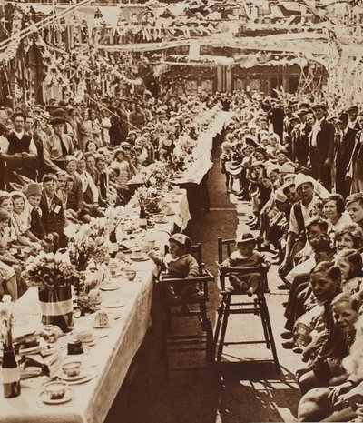 Jubileum theefeest voor kinderen in Orville Road, Battersea, 1935 door English Photographer